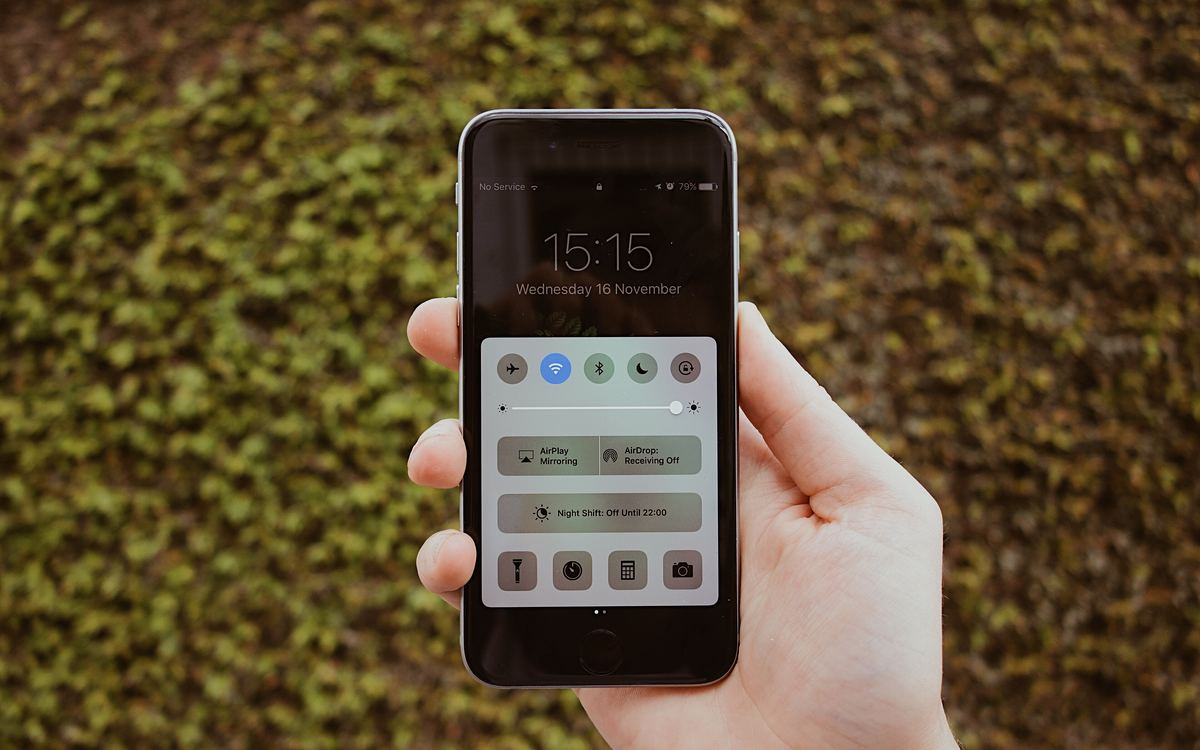 Elinde akilli telefon tutan kisi karekodlu menuyu aciyor