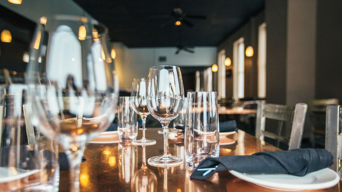 Servise hazirlanmis restoran masasi