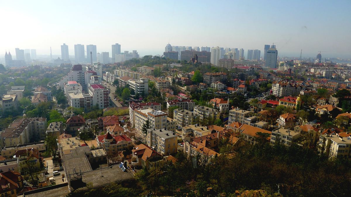 Cok subeli isletmeleri temsil eden sehir manzarasi
